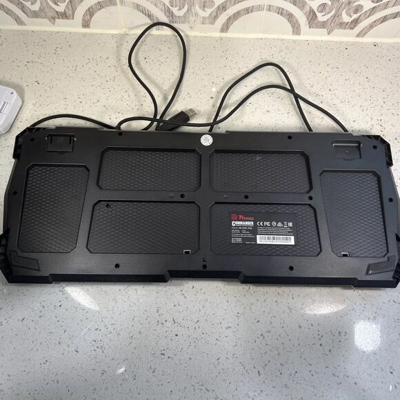 Tt Esports Keyboard Model KB-CMC-PLBL Gold And Black Missing Foot - Picture 6 of 7